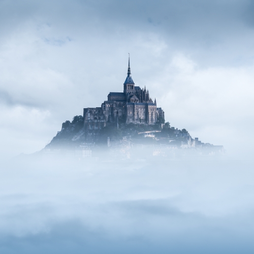 1779-9-le-mont-saint-michel-dans-les-nuages-tsomchat-fotolia-com-jpg