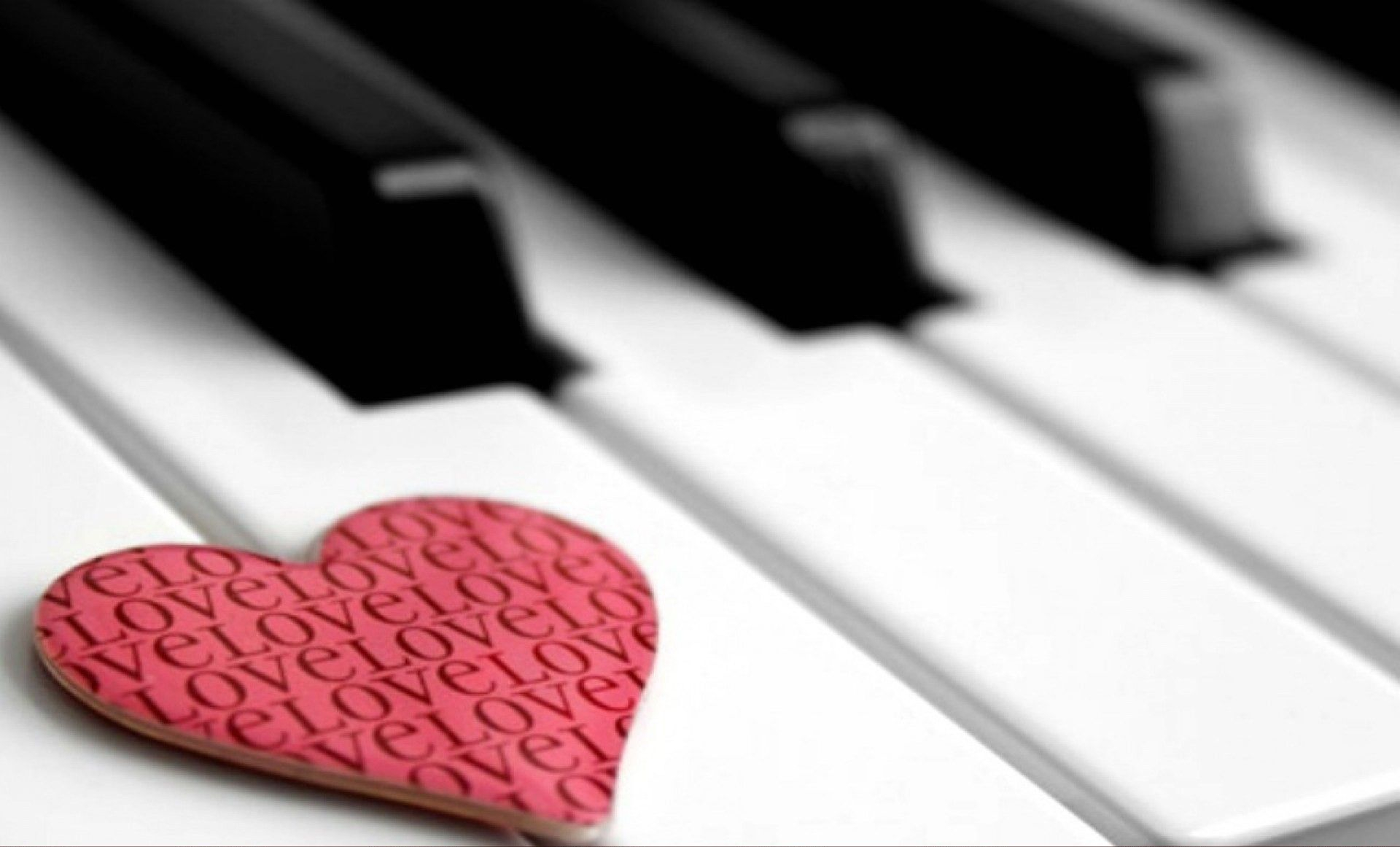 musical20instrument20piano20with20decoration20garland20of20hearts20concept20love20wallpapers204
